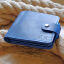 Personalizowany niebieski skórzany portfel męski z zapięciem z grawerem imienia