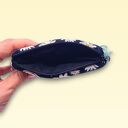 Pikowany czarny portfelik w stokrotki - etui na karty