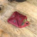 Damski portfel na monety z grawerem. Personalizowana bilonówka z czerwonej