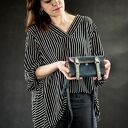 skórzany portfel w kolorze granatowym z miejscem na telefon i długim paskiem na ukos od ladybuq