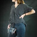 skórzany portfel w kolorze granatowym z miejscem na telefon i długim paskiem na ukos od ladybuq