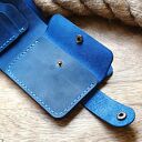 Personalizowany niebieski skórzany portfel męski z zapięciem z grawerem imienia, inicjałów handmade