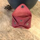 Damski portfel bilonówka na monety z grawerem. Personalizowana bilonówka z czerwonej skóry