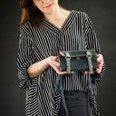 skórzany portfel w kolorze granatowym z miejscem na telefon i długim paskiem na ukos od ladybuq