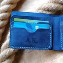 Personalizowany niebieski skórzany portfel męski z zapięciem z grawerem imienia, inicjałów handmade