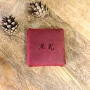 Damski portfel bilonówka na monety z grawerem. Personalizowana bilonówka z czerwonej skóry