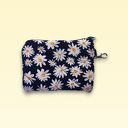 Pikowany czarny portfelik w stokrotki - etui na karty