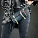 skórzany portfel w kolorze granatowym z miejscem na telefon i długim paskiem na ukos