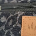 Żakardowy portfel damski w szarej panterce - mały, elegancki i praktyczny
