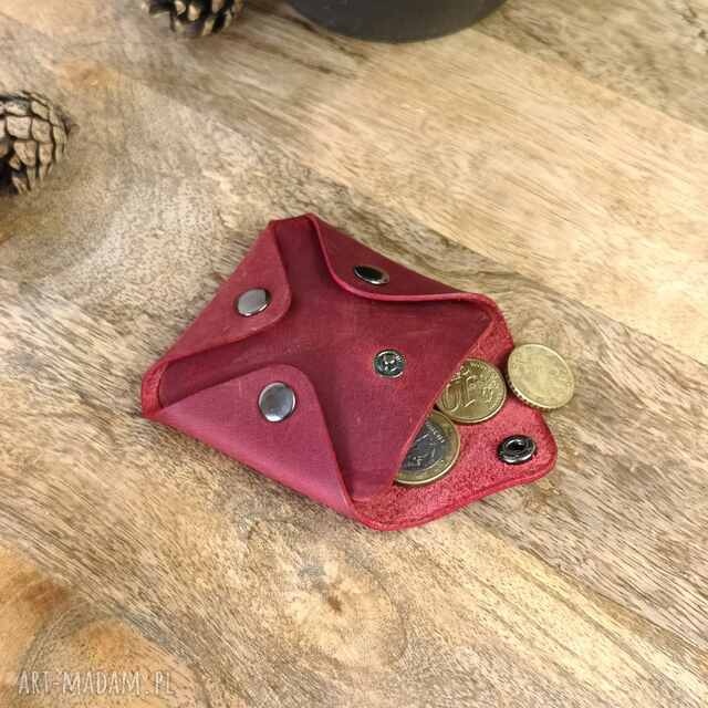 Damski portfel bilonówka na monety z grawerem. Personalizowana bilonówka z czerwonej skóry