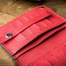 funkcjonalny portfel skórzany ręcznie wykonany w pięknym czerwonym