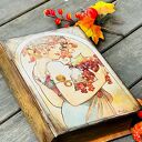 Kufer w kształcie książki, dla miłośniczki malarstwa Alfonsa Muchy, prezent, życzenia