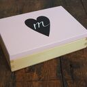 Personalizowane pudełko na zdjęcia 15x20 cm lub A5 - serce z literką