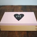 Personalizowane pudełko na zdjęcia 15x20 cm lub A5 - serce z literką