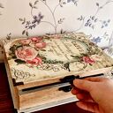 Szkatułka książka na biżuterię, zdjęcia, z motywami kwiatowymi w stylu shabby chic
