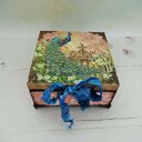 Drewniana szkatułka na metalowych nóżkach z pawiem, na zdjęcia, biżuterię