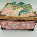 Drewniana szkatułka na metalowych nóżkach z pawiem, na zdjęcia, biżuterię, na prezent