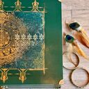 Zielony kufer boho na biżuterię z mandalą i złotymi dodatkami