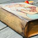 Kufer w kształcie książki, dla miłośniczki malarstwa Alfonsa Muchy, prezent, życzenia