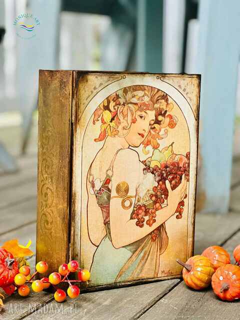 Kufer w kształcie książki, dla miłośniczki malarstwa Alfonsa Muchy, prezent, życzenia