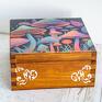 brązowe pudełko drewniane - grzybki bajka
