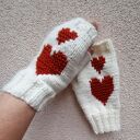 Rękawiczki bez palców z sercami na Walentynki - kremowe mitenki handmade