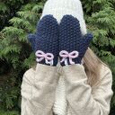 Ciepłe wełniane rękawiczki z różowymi kokardkami