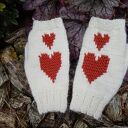 Rękawiczki bez palców z sercami na Walentynki - kremowe mitenki handmade