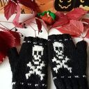 Dzianinowy ocieplacz na nadgarstki - mitenki bez palców z czaszką na Halloween