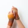 Cieniowane mitenki wykonane ręcznie z miękkiej włóczki w kolorystyce beżowo brązowo pomarańczowej i rudej /akryl z wełną/. Na prezent