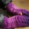 fioletowe rękawiczki na prezent mitenki wykonałam na drutach bez szwów z kciukiem, z przodu na rower