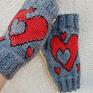 Szare rękawiczki, mitenki, ozdobione sercami. Dużym czerwonym, szarym wewnątrz czerwonego i małymi trzema serduszkami