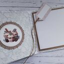 Kartka urodzinowa (lub na inną okazję) z zimowymi różami i gałązkami świerku