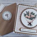 Kartka urodzinowa (lub na inną okazję) z zimowymi różami i gałązkami świerku