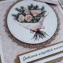 Kartka urodzinowa (lub na inną okazję) z zimowymi różami i gałązkami świerku