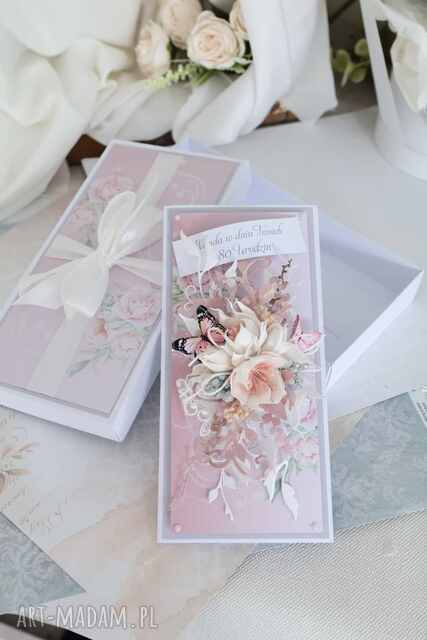 Elegancka kartka na urodziny w pudełku - kwiaty, motyle, personalizacja