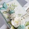 Elegancka i delikatna kartka urodzinowa/imieninowa, ozdobiona przestrzenną kompozycją złożoną z papierów, tekturek i papierowych kwiatów. Imieniny