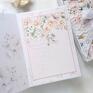 Ręcznie wykonana warstwowa kartka w odcieniach delikatnej brzoskwini, z kwiatkami, ozdobnymi dodatkami i napisem "Perfect Day". Ślubna