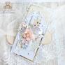 Przepiękna, bogato zdobiona kartka ślubna w romantycznym stylu, utrzymana w odcieniach delikatnego, pudrowego różu, beżu oraz bieli z błyszczącymi. Prezent