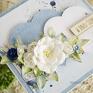 Elegancka i delikatna kartka z okazji Ślubu, ozdobiona przestrzenną kompozycją złożoną z papierów, tekturek i papierowych kwiatów. Ślub