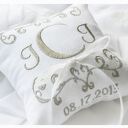 Personalizowana haftowana poduszka na obrączki 18x18 cm - biała bawełna