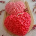 Romantyczny zestaw upominkowy świec sojowych handmade - serca na drewnianej tacy