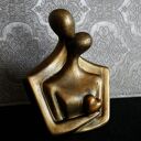 Rzeźba z gipsu „Zakochani” - prezent ślubny 12 cm (czarny i metaliczne złoto)