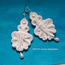 Kolczyki sutasz w kolorze białym