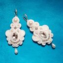 Kolczyki sutasz w kolorze białym