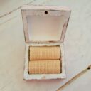 Romantyczny, drewniany zestaw dekoracji ślubnych biały w różowe kwiaty w stylu shabby chic