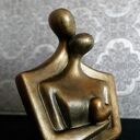 Rzeźba z gipsu „Zakochani” - prezent ślubny 12 cm (czarny i metaliczne złoto)