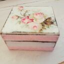 Romantyczny, drewniany zestaw dekoracji ślubnych biały w różowe kwiaty w stylu shabby chic