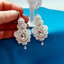 Kolczyki sutasz w kolorze białym