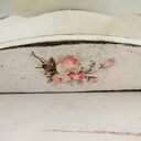 Romantyczny, drewniany zestaw dekoracji ślubnych biały w różowe kwiaty w stylu shabby chic